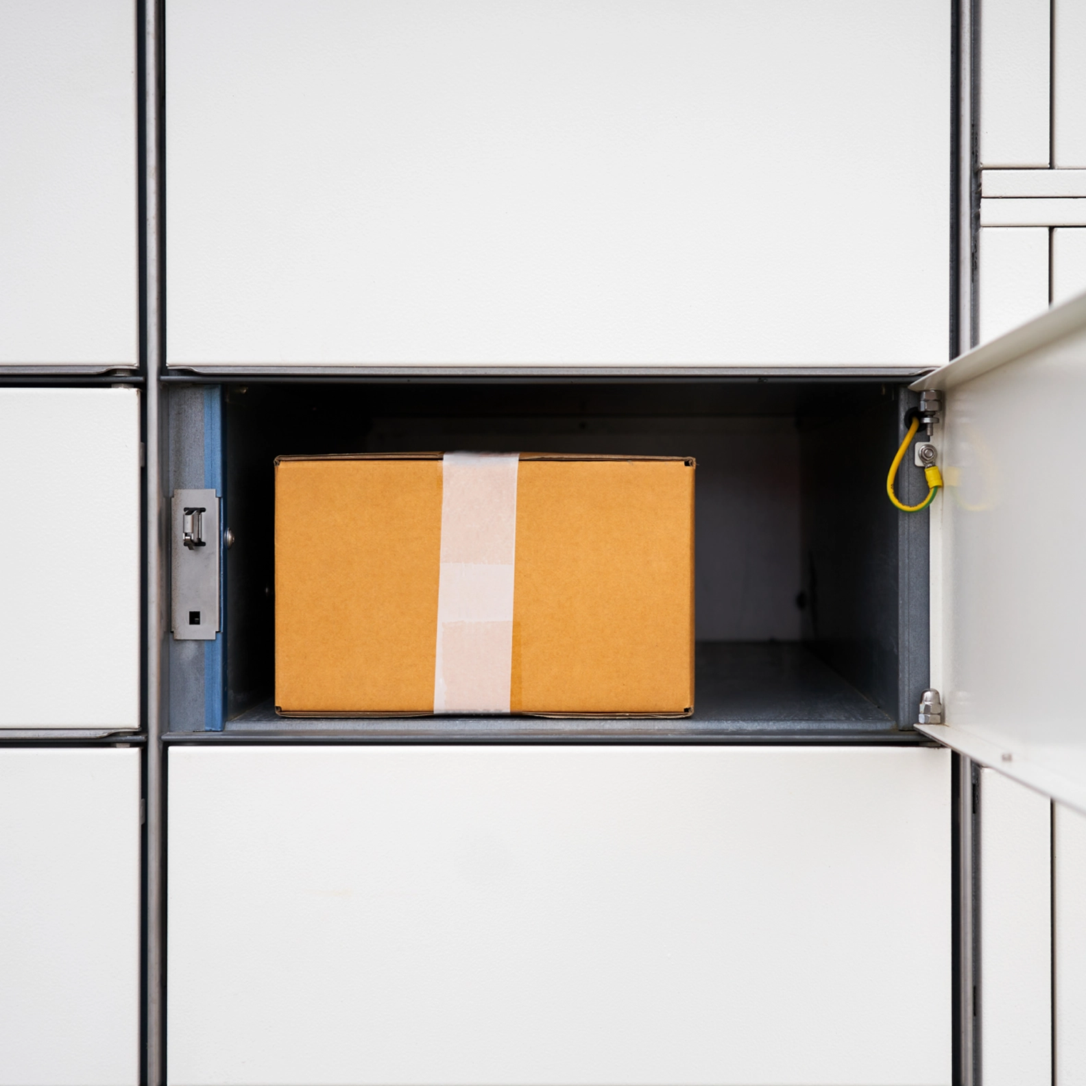 Package in a parcel delivery locker